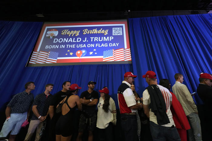 cumpleaños 78 de trump se vuelve una exhibición de lealtad de seguidores y colegas republicanos