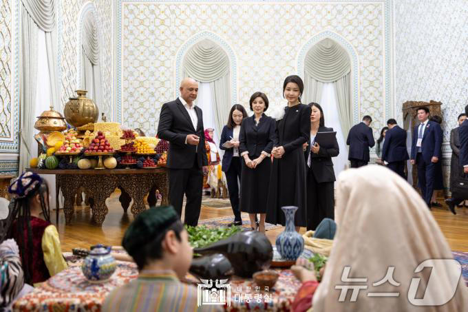 [사진] 김건희 여사, 우즈베크 대통령 배우자와 함께 문화 프로그램 참석