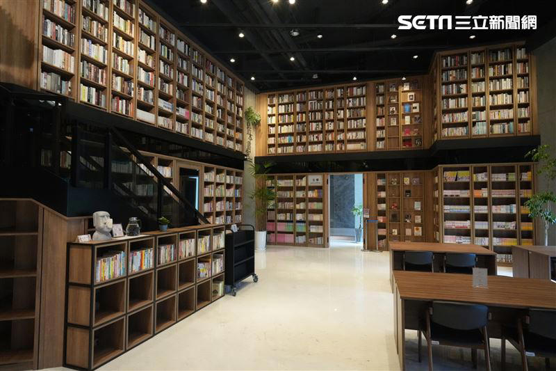 暑假好去處！「募4萬本藏書」台版韓國星空圖書館「拾本書堂」在台中