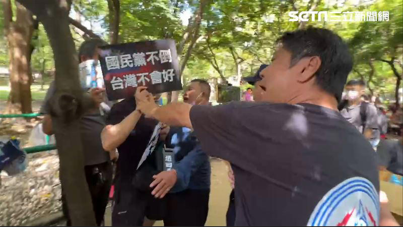 國民黨台南辦挺改革宣講 青鳥進場舉牌抗議！現場衝突畫面曝光
