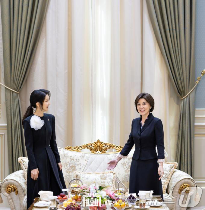 [사진] 우즈베크 대통령 배우자와 환담 나누는 김건희 여사