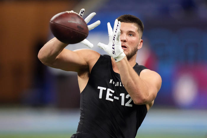 commanders sign second-round te to wrap up draft class
