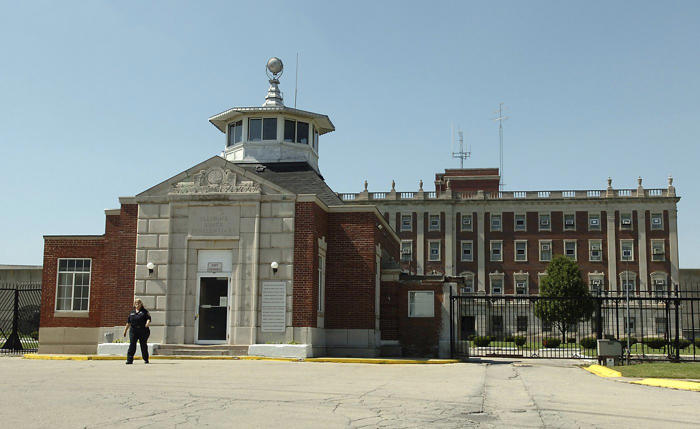 illinois lawmakers unable to respond to governor's prison plan because they lack quorum