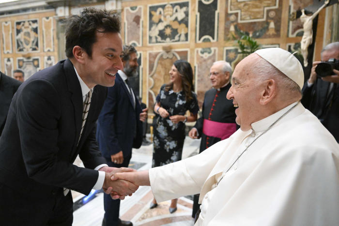 pope francis meets with jimmy fallon, chris rock and other comedians