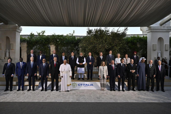g-7 leaders gather for historic family photo with pope francis