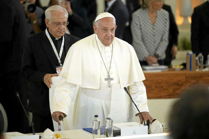 « peut-on rire de dieu ? » : le pape françois répond devant une centaine d'acteurs et d'humoristes