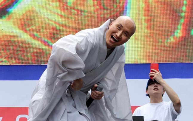 韓国お笑いタレントが僧侶に扮して海外でdjパフォーマンス、東南アジアで公演中止相次ぐ