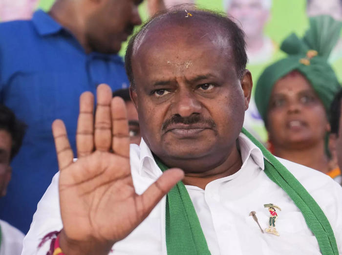 h d kumaraswamy questions us firm getting rs 3.2 crore subsidy for every job it creates in gujarat
