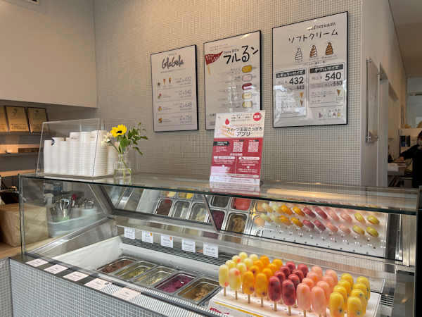 手稲区郊外にある、平日も多くの人で賑わう洋菓子の名店「べんべや本店」
