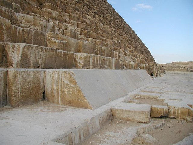 ¿una entrada desconocida a las pirámides de egipto? la extraña estructura que encontraron unos arqueólogos