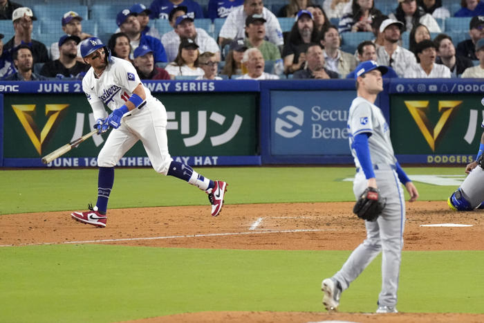 freeman's 2-out rbi single in 8th inning lifts dodgers past royals 4-3