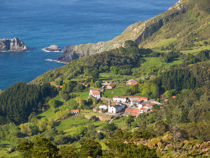remota y verde: la aldea de galicia junto a los acantilados más altos de europa