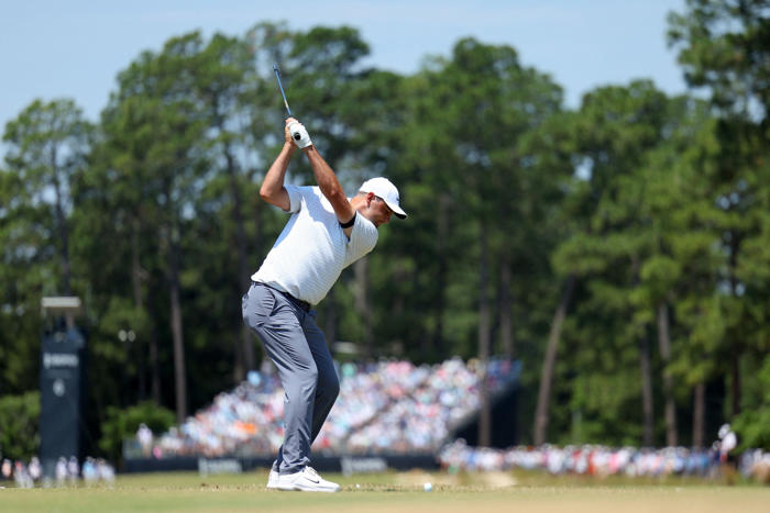 us open: ludvig aberg grinds to one-stroke lead as tiger woods misses cut