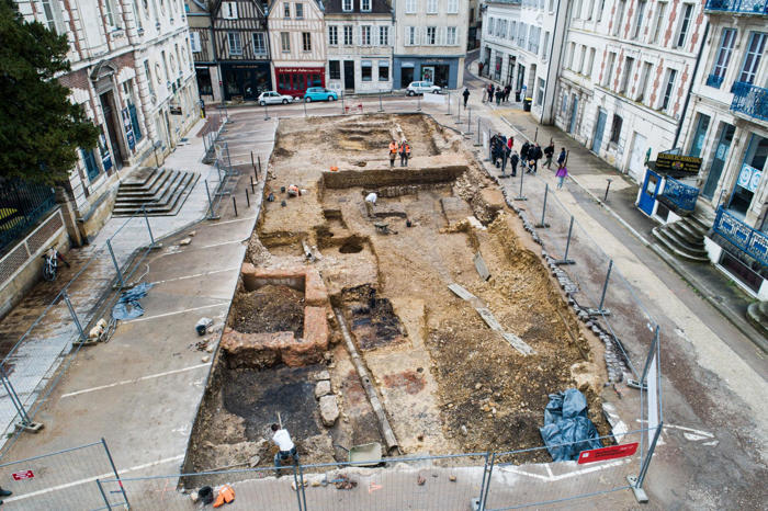 archaeologists uncover roman babies' necropolis under modern town square