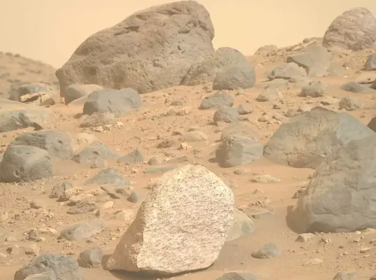 The Perseverance rover found an exceptional boulder on Mars, thought to be an anorthosite.