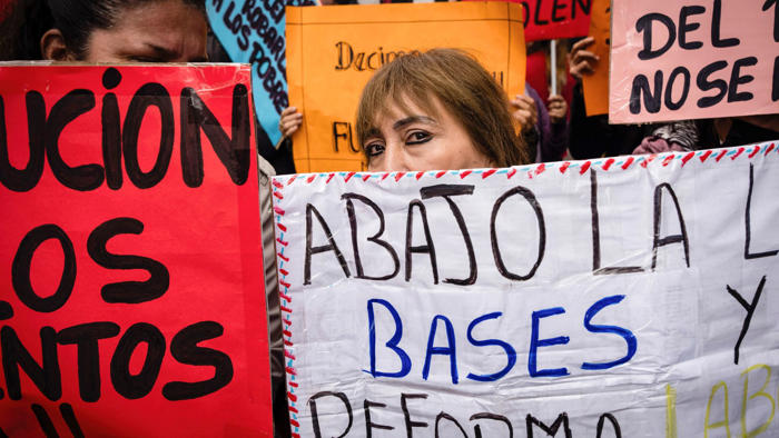 argentinien – protest gegen javier milei: „ein brathähnchen ist jetzt luxus“