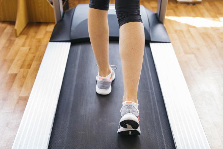 jalan kaki di walking pad vs treadmill, mana yang lebih baik?