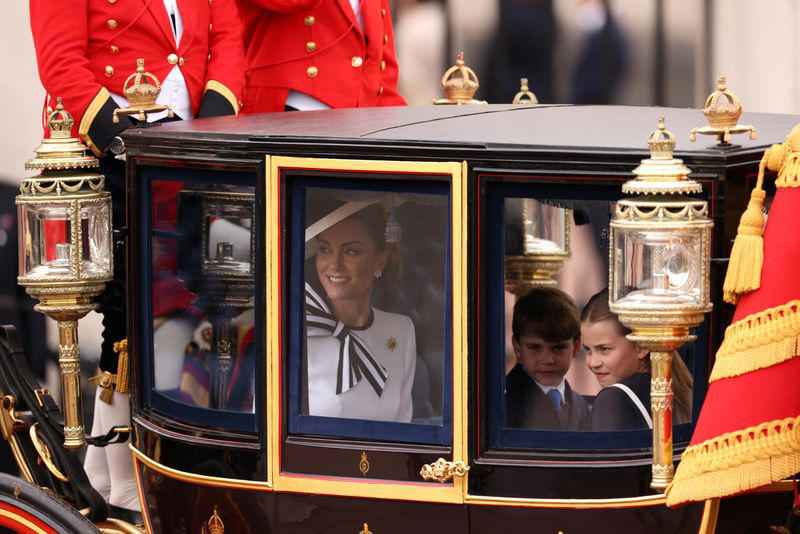 kate, princess of wales, waves to crowds in first public appearance since cancer diagnosis