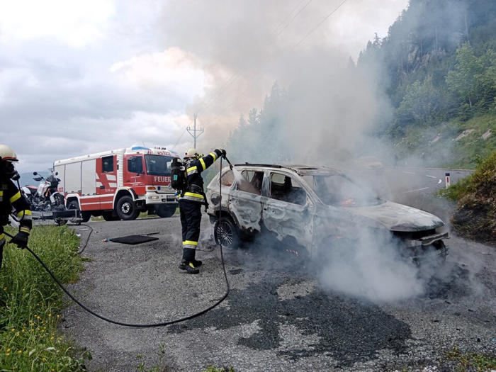 flammen-inferno: hybridauto komplett ausgebrannt