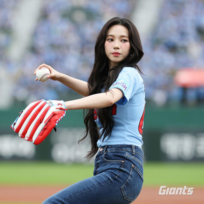 ボールの変化は「内的原理」…優雅で感傷的な韓流アイドルの始球式 [韓国記者コラム]