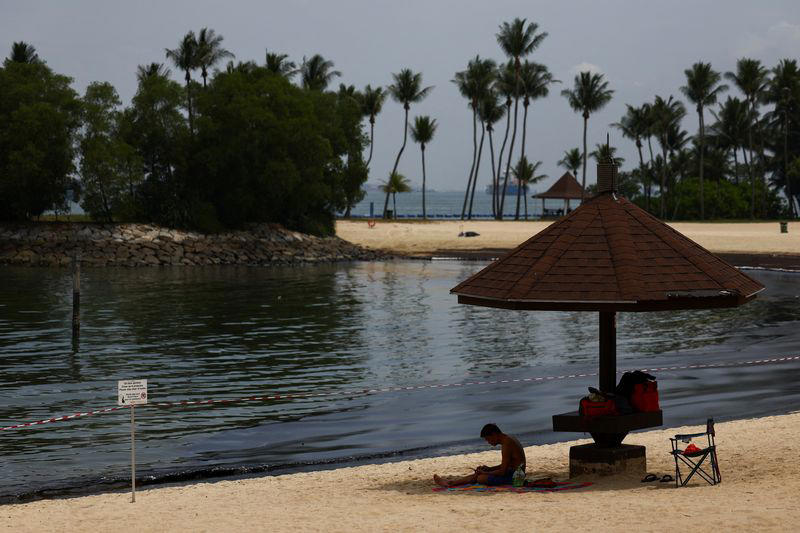 singapore oil slick closes beaches on resort island