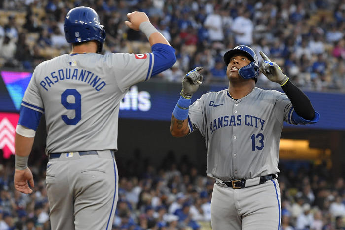 freeman's 2-out rbi single in 8th inning lifts dodgers past royals 4-3