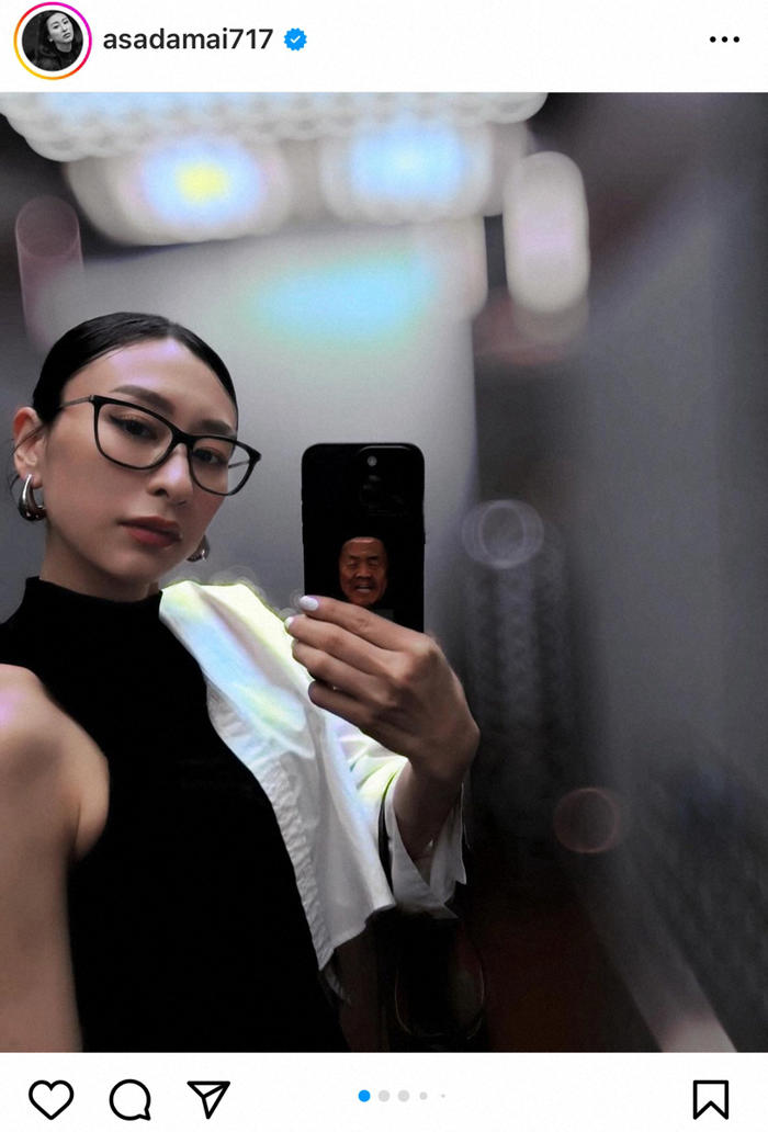 浅田舞 ノースリーブと眼鏡の自撮り投稿も…スマホが話題に「怖！ってなった」「インパクトあり過ぎ」