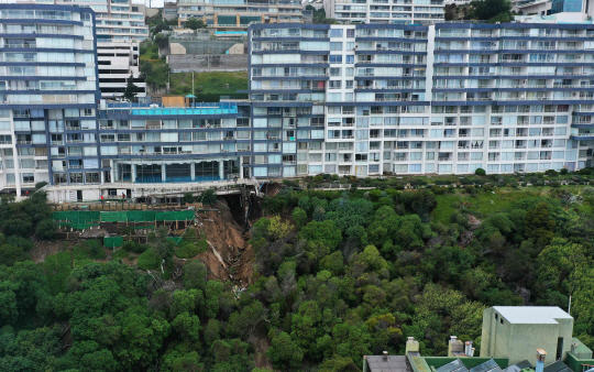 폭우에 나타난 대형 싱크홀, 아파트 붕괴 위기