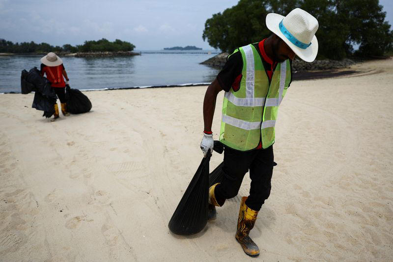 singapore oil slick closes beaches on resort island