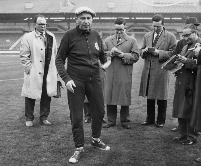 quando os treinadores húngaros “trouxeram a modernidade” e dominaram o futebol português