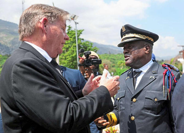 haiti holt offenbar ehemaligen polizeichef ins amt zurück