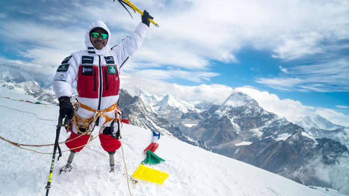 double leg amputee gets mbe after everest summit