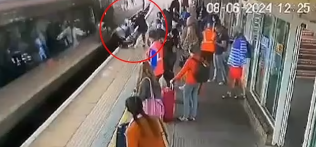 βρετανία: καροτσάκι έπεσε σε εν κινήσει τρένο αλλά το μωρό σώθηκε - δείτε βίντεο
