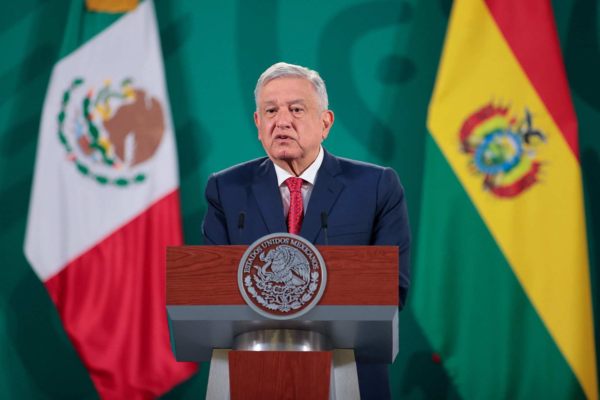 AMLO vuelve a cargar contra España: la conquista fue un “violento ...