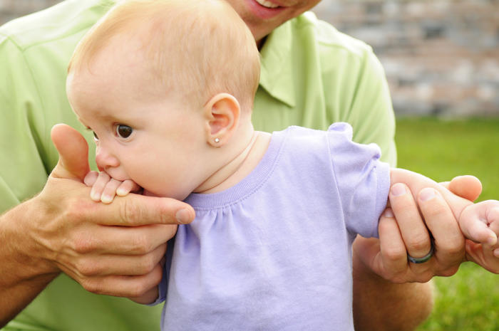 cómo cuidar las perforaciones de las orejas del bebé
