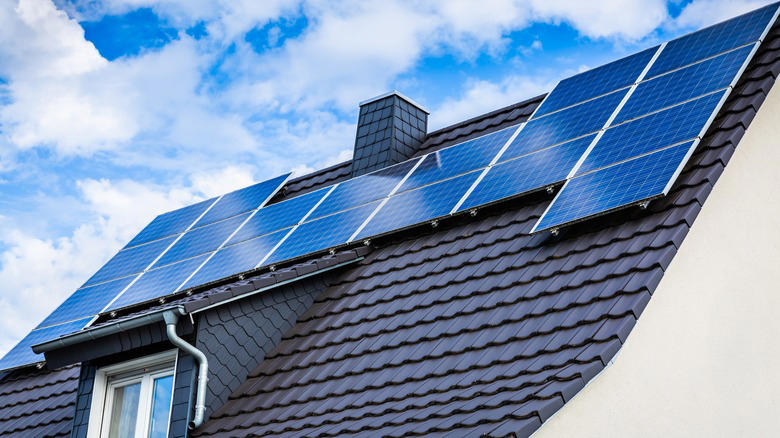 can solar panels power an air conditioner? here's how many you'll need to run an a/c