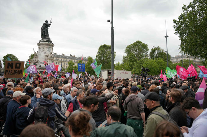 højrefløjssejr trækker 350.000 demonstranter på gaden i frankrig