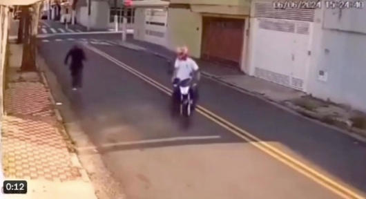 video mujer corre creer motociclista asaltarla reacción viral
