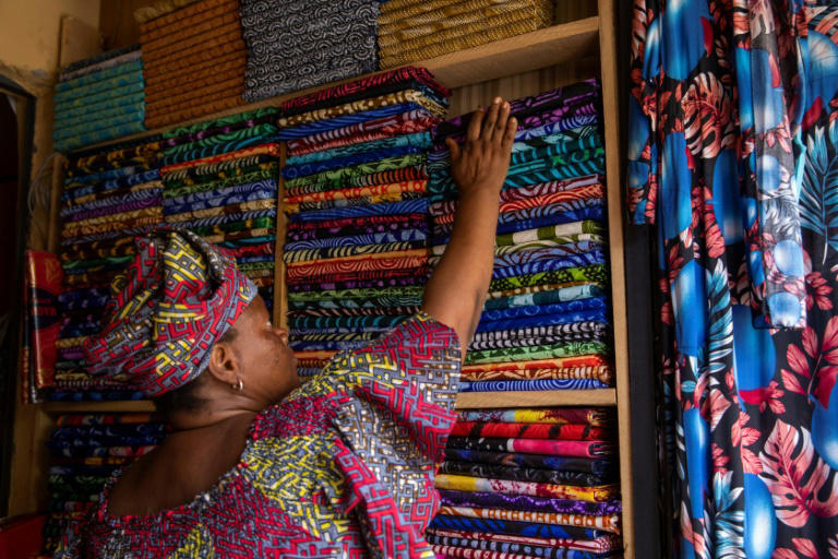 au nigeria, les tissus traditionnels yorubas menacée par la concurrence chinoise