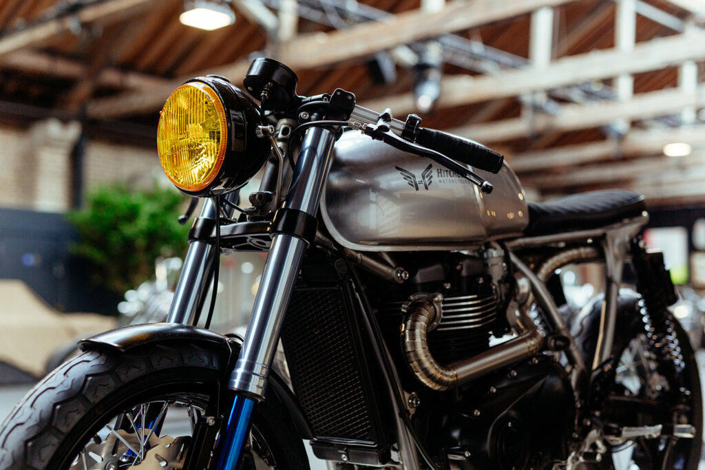 triumph thruxton r par hitchcox motorcycles – un chef-d’œuvre de café racer