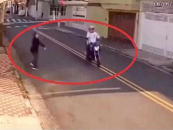 video mujer corre creer motociclista asaltarla reacción viral