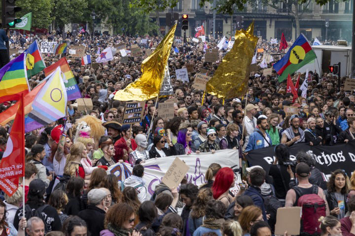 dezenas de milhares nas ruas francesas contra extrema-direita