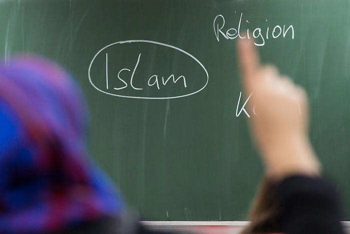urteil nicht rechtskräftig: gericht gibt islam-lehrerin ohne kopftuch recht