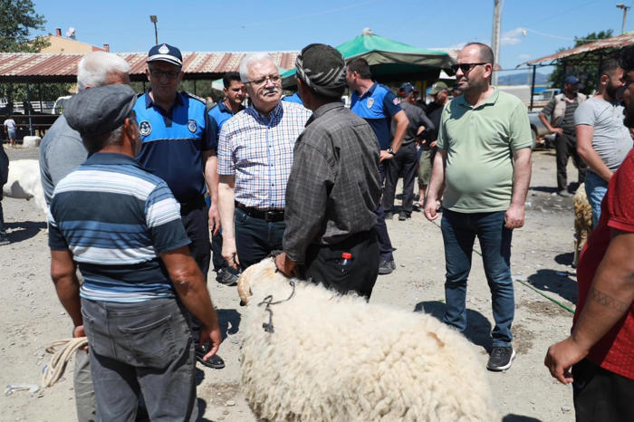 başkan deveciler kurban pazarını ziyaret etti