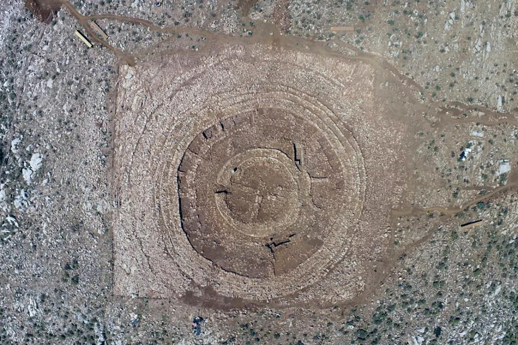 arqueólogos griegos descubren un misterioso edificio de 4.000 años de antigüedad en una colina destinada a albergar un nuevo aeropuerto