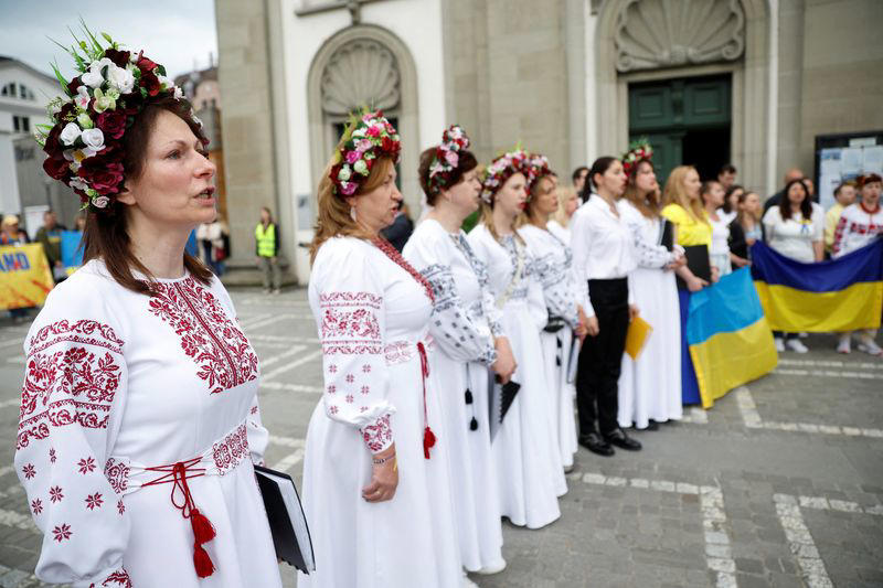 ukrainian refugees sing beethoven's 'ode to joy' near swiss summit