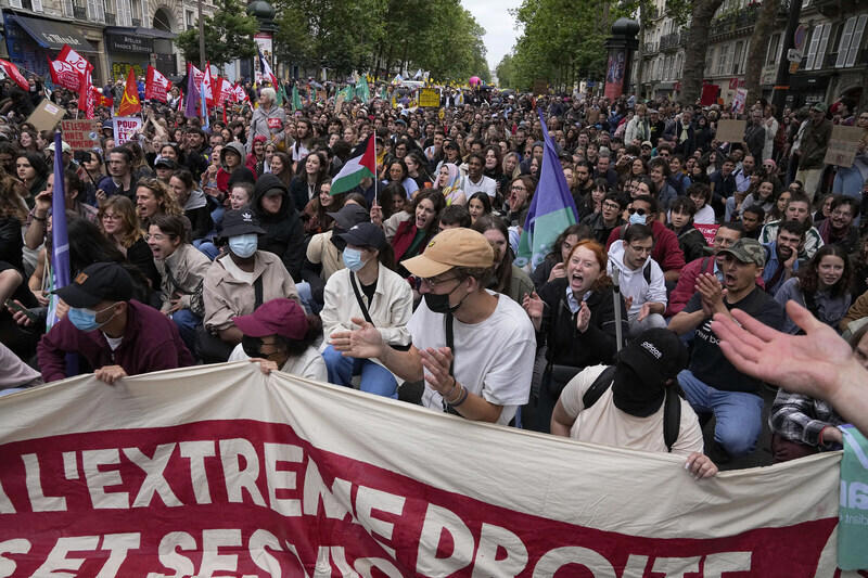 francouzi demonstrují proti krajní pravici, která může vyhrát předčasné volby