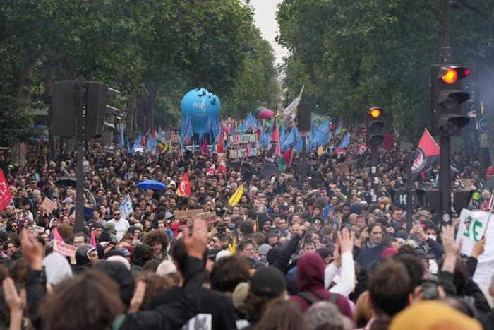 γαλλία: στους δρόμους χιλιάδες άνθρωποι για να διαδηλώσουν κατά της ακροδεξιάς