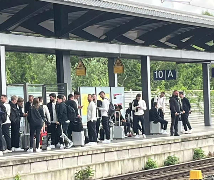 ¡tremendo gesto! selección de alemania viaja en tren público a la sede de su partido en la euro