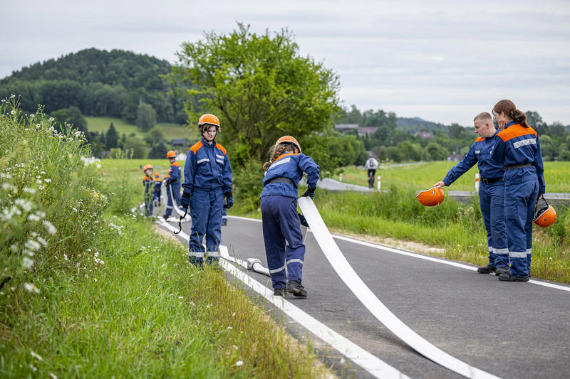 malí hasiči z česka, německa a polska vytvořili rekord v dálkovém vedení vody